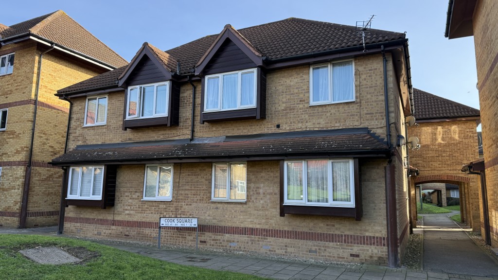 Lot: 15 - ONE-BEDROOM FLAT FOR INVESTMENT OR OWNER OCCUPATION - External image of flat in block